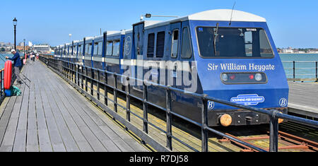 Berühmten Thames Estuary Southend Pier öffentliche Verkehrsmittel Bahn & Zug Rückkehr in weiter Ferne Southend on Sea Küstenlinie Badeort Essex England Großbritannien Stockfoto