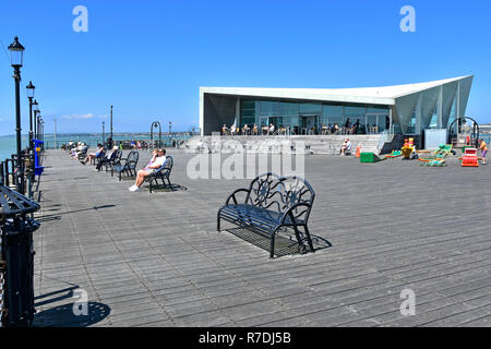 Southend Pier sitze Menschen entspannen im Sommer Sonnenschein am Pier Head moderne Royal Pavilion Café Tische im Freien in River Thames Estuary Essex England Großbritannien Stockfoto