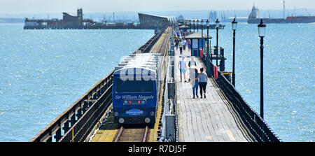 Tele seascape River Thames Estuary Southend Pier & Paar Pier entlang Öffentlicher Verkehr Bahn Zug passiert auf dem Weg nach Pier Head Essex UK Stockfoto