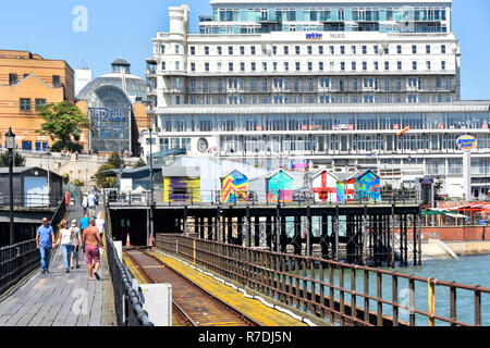 Southend on Sea ist ein Wahrzeichen des Park Inn Palace Hotels mit Blick auf Southend Pier und Eisenbahn Seeufer Resort Stadt Southend Essex England Stockfoto