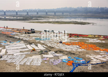 Wäsche trocknen auf dem Ufer des Yamuna River in Agra, Uttar Pradesh, Indien. Agra ist eine der bevölkerungsreichsten Städte in Uttar Pradesh. Stockfoto