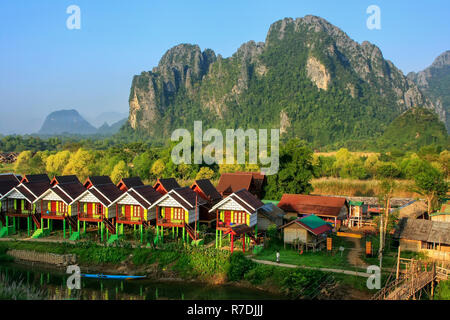 Reihe von touristischen Bungalows entlang Nam Song River in Vang Vieng, Provinz Vientiane, Laos. Vang Vieng ist ein beliebtes Reiseziel für Abenteuer-Tourismus in einer Stockfoto