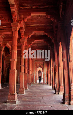 Innere der Jama Masjid in Fatehpur Sikri, Uttar Pradesh, Indien. Die Moschee wurde im Jahre 1648 von Kaiser Shah Jahan erbaut und seine Tochter Jah gewidmet Stockfoto