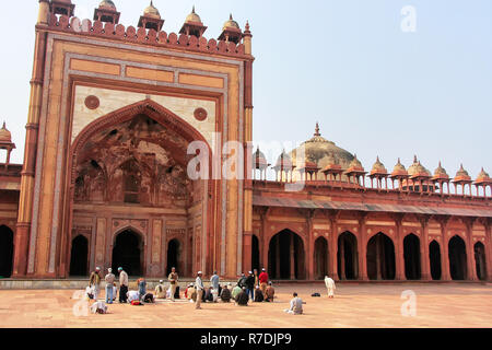 Männer im Innenhof der Jama Masjid in Fatehpur Sikri, Uttar Pradesh, Indien zu beten. Die Moschee wurde im Jahre 1648 von Kaiser Shah Jahan erbaut und eingeweiht Stockfoto