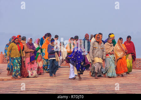 Gruppe von Menschen zu Fuß am Taj Mahal Komplex in Agra, Uttar Pradesh, Indien. Taj Mahal wurde 1983 zum UNESCO-Weltkulturerbe erklärt. Stockfoto