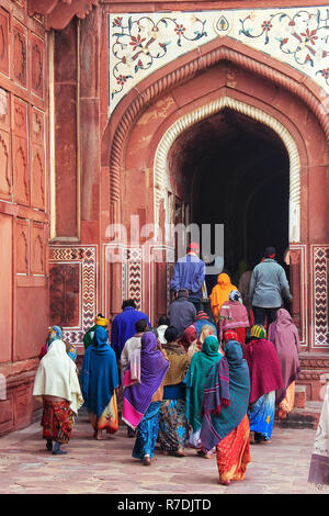 Gruppe von Menschen zu Fuß am Taj Mahal Komplex in Agra, Uttar Pradesh, Indien. Taj Mahal wurde 1983 zum UNESCO-Weltkulturerbe erklärt. Stockfoto