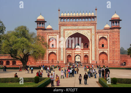 Touristen stehen in der Nähe von Darwaza-i-Rauza (große Tor) in Chowk-i Jilo Khana Hof, Taj Mahal Komplex, Agra, Indien. Das Tor ist der Haupteingang zum Stockfoto