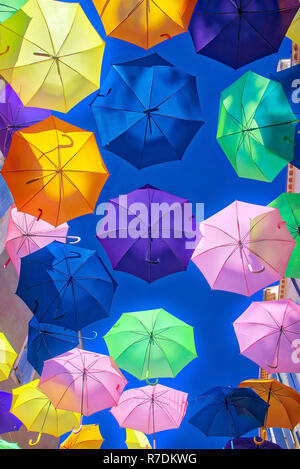 Bunte Sonnenschirme spenden Schatten in einer Stadt in Frankreich Stockfoto