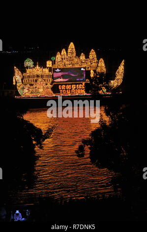 Phnom Penh feiert Bon Om Touk, der Kambodschanischen Water Festival. Eine beleuchtete float wirft seine Reflexion über den Tonle Sap Fluss. © kraig Lieb Stockfoto