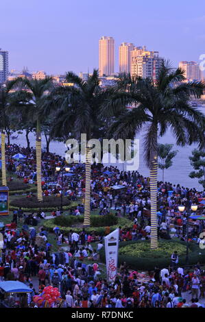 Phnom Penh feiert Bon Om Touk, der Kambodschanischen Water Festival. Die Masse am Flussufer beobachten das Festival in den späten Nachmittag. © kraig Lieb Stockfoto