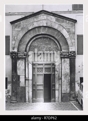 Latium Viterbo Capranica portale Romanico, dies ist mein Italien, die italienische Land der visuellen Geschichte, mittelalterliche Architektur, bauskulptur. Dieses Portal nun ein Teil des Ospedale Civile stammt aus dem 13. Jahrhundert. In der Lünette des Portals ist mit einem Weinstock - blättern Motiv, in dem monströsen halb Mensch / halb-tier Figuren miteinander verflochten sind geschmückt. Stockfoto