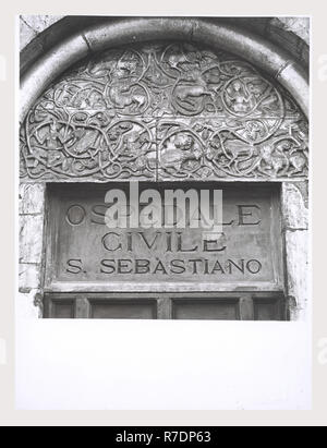 Latium Viterbo Capranica portale Romanico, dies ist mein Italien, die italienische Land der visuellen Geschichte, mittelalterliche Architektur, bauskulptur. Dieses Portal nun ein Teil des Ospedale Civile stammt aus dem 13. Jahrhundert. In der Lünette des Portals ist mit einem Weinstock - blättern Motiv, in dem monströsen halb Mensch / halb-tier Figuren miteinander verflochten sind geschmückt. Stockfoto