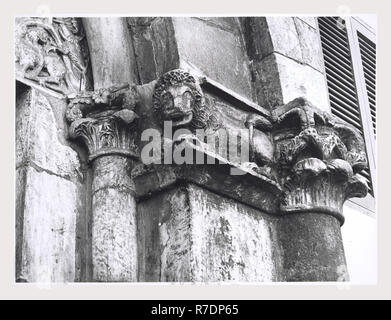 Latium Viterbo Capranica portale Romanico, dies ist mein Italien, die italienische Land der visuellen Geschichte, mittelalterliche Architektur, bauskulptur. Dieses Portal nun ein Teil des Ospedale Civile stammt aus dem 13. Jahrhundert. In der Lünette des Portals ist mit einem Weinstock - blättern Motiv, in dem monströsen halb Mensch / halb-tier Figuren miteinander verflochten sind geschmückt. Stockfoto