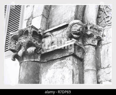 Latium Viterbo Capranica portale Romanico, dies ist mein Italien, die italienische Land der visuellen Geschichte, mittelalterliche Architektur, bauskulptur. Dieses Portal nun ein Teil des Ospedale Civile stammt aus dem 13. Jahrhundert. In der Lünette des Portals ist mit einem Weinstock - blättern Motiv, in dem monströsen halb Mensch / halb-tier Figuren miteinander verflochten sind geschmückt. Stockfoto