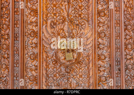 Holzschnitzerei an den Türen an der balinesischen Hindu Tempel Pura Puseh Desa Batuan, Kabupaten Gianyar, Bali, Indonesien Stockfoto