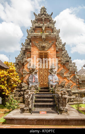 Paduraksa Tore der balinesischen Hindu Tempel Pura Puseh Desa Batuan, Kabupaten Gianyar, Bali, Indonesien Stockfoto