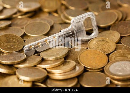 Flache Taste auf einem Haufen gelbe Münzen hautnah. Stockfoto