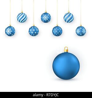 Blaue Weihnachtskugeln eingestellt. Urlaub dekorative Elemente. Weihnachten Kugeln hängen an Golden String. Vector Illustration auf weißem Hintergrund Stock Vektor