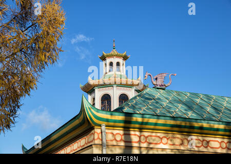 Drachen, ein Fragment der Dekorationen der Chinesischen Dorf in Alexander Park, Zarskoje Selo, St. Petersburg, Russland Stockfoto