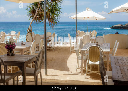 Beach Cafe mit Blick auf den Ozean mit Tischen auf dem Sand, Nusa Lembongan, Indonesien Stockfoto