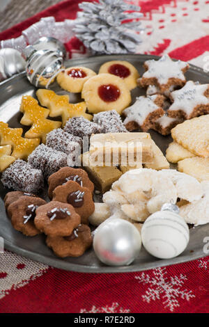 Viele verschiedene von Weihnachtsplätzchen auf einem Zinnteller Stockfoto