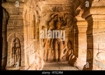 Tirthankara Parshvanatha mit 5 vorangegangen Cobra Haube in Höhle 4 von Badami Höhlen in Karnataka, Indien Stockfoto