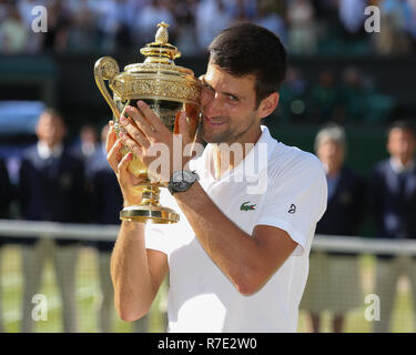 Serbische Spieler Novak Djokovic während Trophäedarstellung in Wimbledon, London, Vereinigtes Königreich. Stockfoto