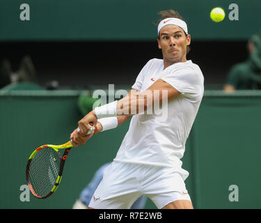Spanische Spieler Rafael Nadal in Aktion bei Wimbledon, London, England, Vereinigtes Königreich. Stockfoto