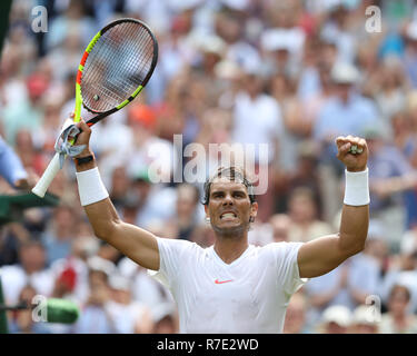 Spanische Spieler Rafael Nadal feiert in Wimbledon, London, England, Vereinigtes Königreich. Stockfoto