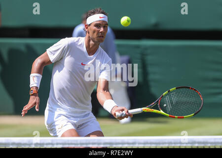 Spanische Spieler Rafael Nadal in Aktion bei Wimbledon, London, England, Vereinigtes Königreich. Stockfoto
