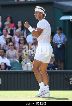 Spanische Spieler Rafael Nadal feiert in Wimbledon, London, England, Vereinigtes Königreich. Stockfoto