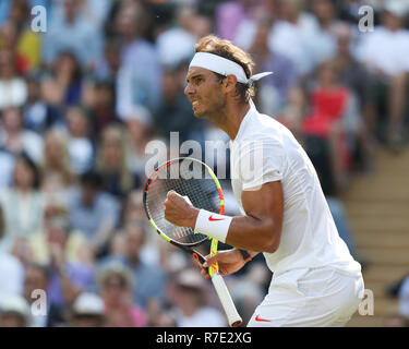 Spanische Spieler Rafael Nadal feiert in Wimbledon, London, England, Vereinigtes Königreich. Stockfoto