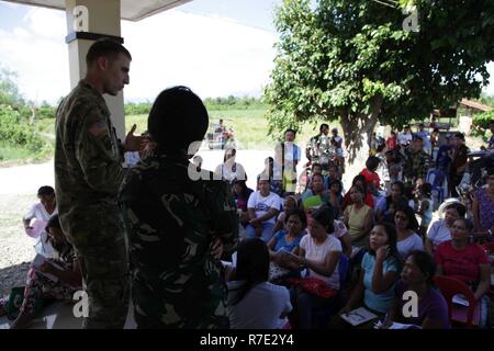 U.S. Army Staff Sgt. Keeton Tucker, Links, und der philippinischen Armee 1. Lt Yvone S. Ricaforte Familie überleben und Evakuierungspläne für potenzielle Naturkatastrophen mit Einheimischen von Baranguy Popolon, Neuenkirchen, Stadt, 12. Mai 2017 als Teil der Balikatan 2017 diskutieren. Balikatan ist eine jährliche US-Philippinischen bilaterale militärische Übung auf einer Vielzahl von Missionen, einschließlich humanitärer Hilfe und Katastrophenhilfe, Terrorismusbekämpfung und andere kombinierte militärische Operationen ausgerichtet. Stockfoto