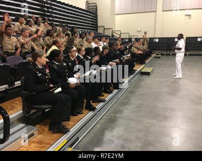 CHARLESTON, S.C. (16. Mai 2017) der hinteren Adm. Stephen C. Evans, Commander, Naval Service Training Befehl, diskutiert den Wert der Wissenschaft, Technologie, Ingenieurwesen und Mathematik (STEM) mit North Charleston Bereich Naval Junior Reserve Officer Corp (Njrotc) Kadetten an der North Charleston High School, Mai 16. Stockfoto