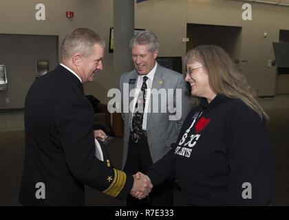 SPOKANE, Washington (16. Mai 2017) der hinteren Adm. Kevin Kovacich, von Spokane, Direktor der Pläne und der Politik (J5), U.S. Cyber Command, Austausch Herausforderung Münzen mit Deana Schlafen, Veteranen Dienstleistungen Programmkoordinator und Dr. Ryan Carstens, Präsident von Spokane Community College, während eine Marine treffen und Event in Spokane Community College für Spokane Marine Woche begrüßen. Seit 2005 hat die Navy Woche Programm wurde als Principal übertreffen Bemühung der Marine in Gebieten des Landes ohne eine bedeutende Marine Präsenz serviert, mit 195 Marine Wochen in 71 verschiedenen Städten der USA statt. Das Programm soll helfen, Ame Stockfoto