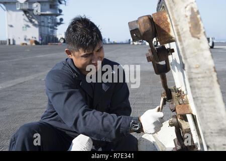 Atlantischer Ozean (17. Mai 2017) der Luftfahrt Bootsmann Mate 3. Klasse Ortiz Barreto, aus Los Angeles, wird aus einem wasserdichten Luke Montage auf dem Flugdeck der Flugzeugträger USS Dwight D. Eisenhower (CVN 69) (IKE) Rost. Ike ist derzeit leitende technische Universal-bohrer als Teil der Erhaltung der Phase des optimierten Flotte Notfallplan (OFRP). Stockfoto