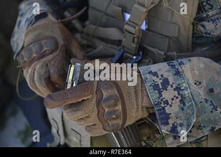 Ein Marine Special Operations Schule Individuelle Schulung student lädt eine Zeitschrift während Waffen training, 10. April 2017, in Camp Lejeune, N.C. Zum ersten Mal, US Air Force Special Taktik Flieger verbrachte drei Monate in der Marine Special Operations Command Marine Raider Ausbildung Pipeline, die Bemühungen um gemeinsame Denkweisen über Special Operations Forces zu errichten. Stockfoto