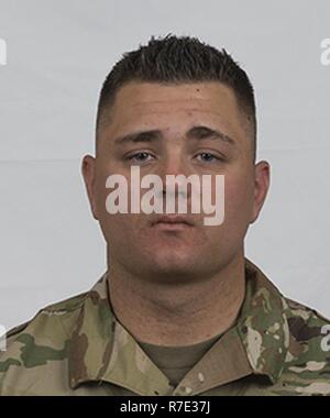 Spc. Aaron Moore, ein Eingeborener von Tulsa, Oklahoma, an die Zentrale und Sitz der Gesellschaft, 1. Battalion, 279Th Infanterie Regiment zugeordnet wurde unter den 45th Infantry Brigade Combat Team Soldaten, die Bewohner von einer brennenden Wohnung Gebäude in der Innenstadt von L'viv evakuiert, die Ukraine am 16. Juli. Soldaten mit 45 der Oklahoma Army National Guard IBCT sind derzeit in die Ukraine zur Unterstützung der Gemeinsamen multinationalen Ausbildung Group-Ukraine, eine internationale Koalition für den Aufbau der Kapazitäten der ukrainischen Armee gewidmet eingesetzt. Stockfoto