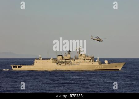 Ägäis (Sept. 4, 2017) HS Salamis (F 455), die während einer Übung vorbei mit Standing NATO Maritime Group 2 (Snmg 2) Flaggschiff HMS Duncan in die Ägäis. Die NATO Stockfoto