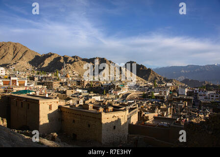 Blick auf die Stadt Leh, Stok Kangri und die Ladakh Range, Leh, Ladakh, Indien Stockfoto