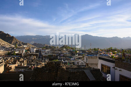 Blick auf die Stadt Leh, Stok Kangri und die Ladakh Range, Leh, Ladakh, Indien Stockfoto