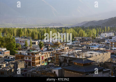 Blick auf die Stadt Leh, Stok Kangri und die Ladakh Range, Leh, Ladakh, Indien Stockfoto