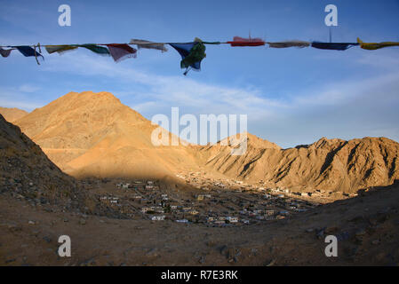 Blick auf die Stadt Leh, Stok Kangri und die Ladakh Range, Leh, Ladakh, Indien Stockfoto