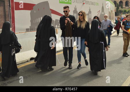 Italien, Rom, Oktober 07, 2018, Nonnen in schwarzer Kleidung auf der Straße von Rom unter Touristen Stockfoto