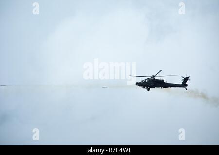 Us-Armee AH-64 Apache Kampfhubschrauber an 2nd Squadron zugeordnet, 6 Golgatha Regiment, 25 Combat Aviation Brigade, 25 Infanterie Division, Brände eine Antenne Rakete während Schießwesen Qualifikation auf Schofield Barracks, Hi., Nov. 30, 2018. Ein Apache hat eine 2,75-Zoll Antenne rocket System, in erster Linie als Waffe ist für den Einsatz gegen feindliche Personal verwendet können einzelne oder mehrere Raketen auf einmal starten. Stockfoto