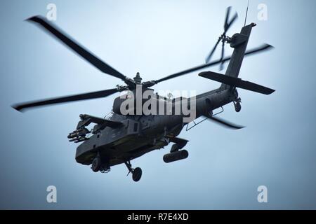 Us-Armee AH-64 Apache Kampfhubschrauber an 2nd Squadron zugeordnet, 6 Golgatha Regiment, 25 Combat Aviation Brigade, 25 Infanterie Division, Fliegen während Schießwesen Qualifikation auf Schofield Barracks, Hi., Nov. 30, 2018. Der AH-64D/E Apache Helikopter ist eine zweimotorige, tandem Sitz, Antenne Waffen Plattform in der Lage, Bewegung zu kontaktieren, Aufklärung, und Security Operations. Stockfoto