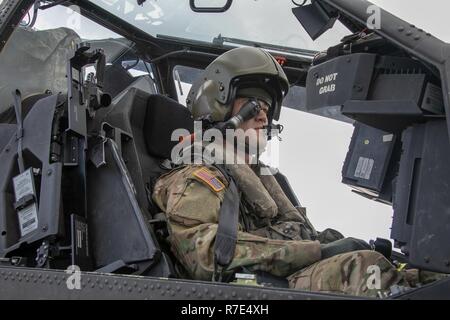 U.S. Army Pilot an 2nd Squadron zugeordnet, 6 Golgatha Regiment, 25 Combat Aviation Brigade, 25 Infanterie Division, bereitet eine AH-64 Apache Helikopter für Antenne schießwesen Qualifikation auf Schofield Barracks, Hi., November 29, 2018 zu fliegen. Der AH-64D/E Apache Helikopter ist eine zweimotorige, tandem Sitz, Antenne Waffen Plattform in der Lage, Bewegung zu kontaktieren, Aufklärung, und Security Operations. Stockfoto