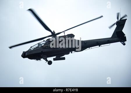 Us-Armee AH-64 Apache Kampfhubschrauber an 2nd Squadron zugeordnet, 6 Golgatha Regiment, 25 Combat Aviation Brigade, 25 Infanterie Division, Fliegen während Schießwesen Qualifikation auf Schofield Barracks, Hi., Nov. 30, 2018. Der AH-64D/E Apache Helikopter ist eine zweimotorige, tandem Sitz, Antenne Waffen Plattform in der Lage, Bewegung zu kontaktieren, Aufklärung, und Security Operations. Stockfoto