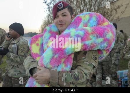 Us-Armee Sgt. Matthew Sullivan der, 82nd Airborne, wartet im Einklang sein Spielzeug zu Spenden in einer Lotterie für eine Chance, fremde springen Flügel während des 21. jährlichen Randy Oler Memorial Betrieb Spielzeug Drop zu empfangen, bewirtet durch US-Armee die zivilen Angelegenheiten & psychologische Operations Command (Airborne), Nov. 30, 2018 Papst Feld, North Carolina. Betrieb Spielzeug Drop ist der weltweit größte kombinierten Betrieb mit elf Partner nation Fallschirmjäger teilnehmenden und Soldaten erlaubt, die Möglichkeit, auf ihren militärischen beruflichen Spezialgebiet zu trainieren, pflegen Ihre airborne Bereitschaft und Giv Stockfoto