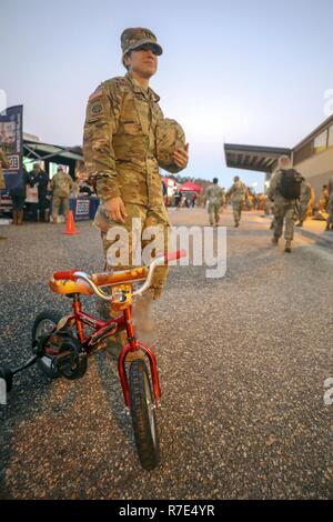 Us-Armee Cpt. Monica Notzon, der 503Rd Militärpolizei Bataillon, wartet im Einklang ihr Spielzeug zu Spenden in einer Lotterie für eine Chance, fremde springen Flügel während des 21. jährlichen Randy Oler Memorial Betrieb Spielzeug Drop zu empfangen, bewirtet durch US-Armee die zivilen Angelegenheiten & psychologische Operations Command (Airborne), Nov. 30, 2018 Papst Feld, North Carolina. Betrieb Spielzeug Drop ist der weltweit größte kombinierten Betrieb mit elf Partner nation Fallschirmjäger teilnehmenden und Soldaten erlaubt, die Möglichkeit, auf ihren militärischen beruflichen Spezialgebiet zu trainieren, pflegen ihre Airborne readine Stockfoto